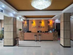 a lobby with a reception desk in a building at JUN Hotels Shanxi Yuncheng Yongji Bus Station in Yuncheng