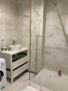 Ένα μπάνιο στο Cosy appartement in Paris