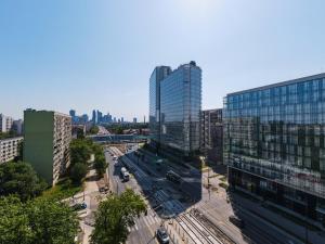 een luchtzicht op een stad met hoge gebouwen bij Apartament 18 piętro UNIQUE APARTMENTS 4 YOU in Warschau