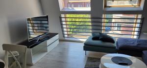 a living room with a tv and a couch at Apartament Przejazdowa in Racibórz