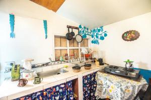 uma cozinha com um lavatório e um fogão forno superior em Cabaña Azulado vista a Laguna em Pasto