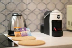 Set per la preparazione di tè e caffè presso Trullo Alfieri - Relax e Garden