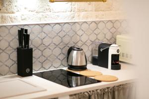 Set per la preparazione di tè e caffè presso Trullo Alfieri - Relax e Garden