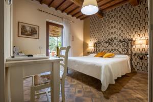 ein Schlafzimmer mit einem Bett und einem Waschbecken in einem Zimmer in der Unterkunft Cerchio Verde in Pitigliano
