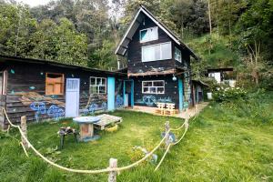 una casa con graffiti a un lado. en Cabaña Azulado vista a Laguna, en Pasto