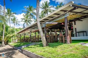 een restaurant met palmbomen voor een gebouw bij Am Samui Resort Taling Ngam in Taling Ngam Beach