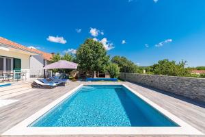 una piscina en un patio trasero con una villa en Holiday Home Endi en Lozovac