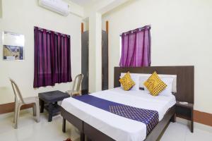 Кровать или кровати в номере OYO Hotel Srinidhi Inn Near Bharat Nagar Metro Station