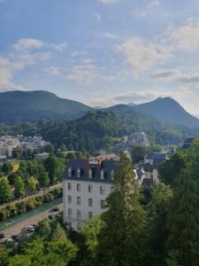 Vistas a una ciudad con montañas en el fondo en Appartement cosy, en Lourdes