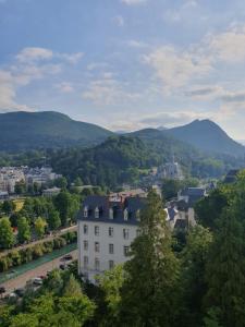 una vista di una città con le montagne sullo sfondo di Appartement cosy a Lourdes