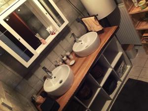 ein Badezimmer mit zwei Waschbecken auf einer Holztheke in der Unterkunft Ferienhütte Simon Gregor in Eitweg