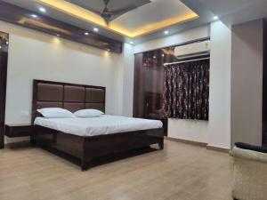 um quarto com uma cama grande e um closet em Surya Niwesh 103 em Varanasi