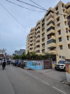 eine Straße vor einem Gebäude mit Leuten, die auf dem Bürgersteig laufen in der Unterkunft Surya Niwesh 103 in Varanasi