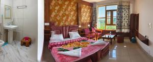 Pokój hotelowy z łóżkiem i łazienką w obiekcie Hotel Gulmarg Residency, Kunzer Gulmarg w mieście Gulmarg