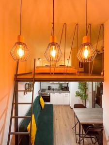 Habitación con cama elevada con luces y mesa. en Green Goblin Apartment with FREE PRIVATE PARKING en Budapest