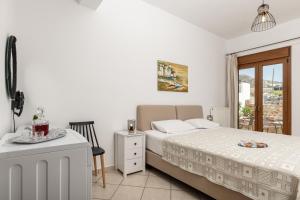 sypialnia z 2 łóżkami i stołem w obiekcie Vaso studios & apartment in Naxos town w mieście Naksos