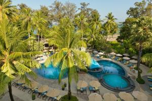 Holiday Inn Resort Phuket, an IHG Hotel في شاطيء باتونغ: اطلالة جوية على مسبح المنتجع مع النخيل