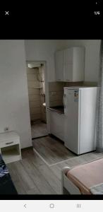 uma pequena cozinha com um frigorífico num quarto em Apartman Sema em Donji Štoj