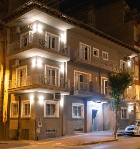 un edificio con balcones y un coche aparcado delante de él en MeYia studios, en Tesalónica
