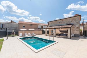 Der Swimmingpool an oder in der Nähe von Villa Maria Tadini