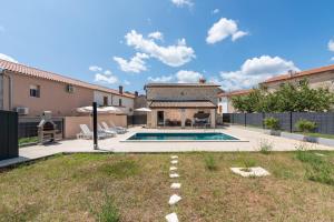 Der Swimmingpool an oder in der Nähe von Villa Maria Tadini