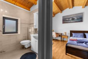 ein Bad mit einem Bett, einem WC und einem Waschbecken in der Unterkunft Villa Maria Tadini in Kaštelir