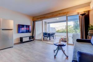 TV a/nebo společenská místnost v ubytování Premium suite proche aéroport, Wifi, Piscine, Parking