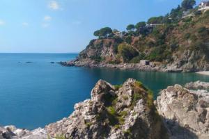 a view of the ocean from a rocky shoreline at Bilo Copanello Imminens Mari in Copanello