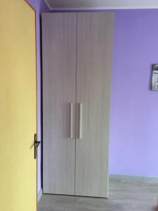 un armadietto bianco in una stanza accanto a una porta di Bilo Copanello Imminens Mari a Copanello
