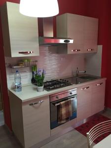 a kitchen with a stove and a sink at Bilo Copanello Imminens Mari in Copanello