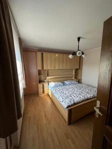 um quarto com uma cama e um tecto em Apartma Zeleni Raj em Ptuj