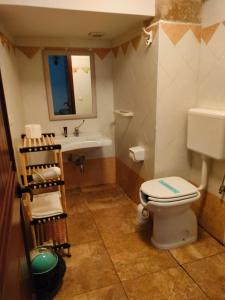 y baño con aseo y lavamanos. en masseria Furca, en Serra Alimini