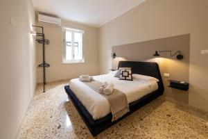 1 dormitorio con 1 cama grande y 2 toallas. en Casa Franca, en Marsala