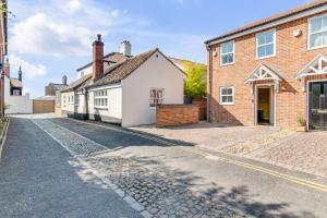 a row of brick houses on a cobblestone street at #034 Saunders Rest in Norwich