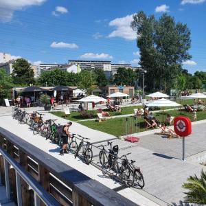 una fila de bicicletas estacionadas en un puente con un parque en Stilvolle moderne 3-Zimmerwohnung, en Graz