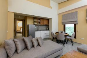 un soggiorno con divano e una cucina di Olea Luxury Villa a Skala Rachoniou