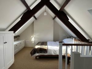1 dormitorio con 1 cama en el ático en Alms Houses, en Kinsale