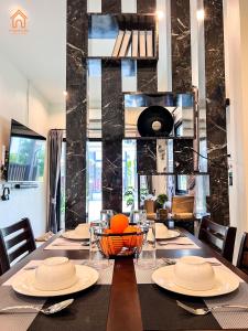 a dining room with a table with a black counter top at Baan lang lek บ้านหลังเล็ก in Ban Tha Kup