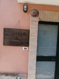 un cartello che legge villa a Parabololis in un edificio di IL PARADISO a Latina