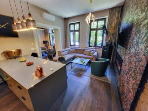 Televízia a/alebo spoločenská miestnosť v ubytovaní LIKE HOME 2 Sauna,Jacuzzi & Spa