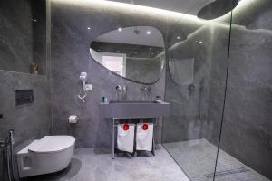 Koupelna v ubytování Adam & Eve Suites