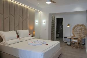 Postel nebo postele na pokoji v ubytování Adam & Eve Suites