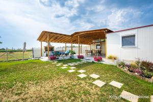 ein Haus mit einem Pavillon im Hof in der Unterkunft Κτήμα Mairy΄s House in Flogita