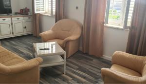 sala de estar con 2 sillas y mesa en Apartment Solvit, en Dubrovnik