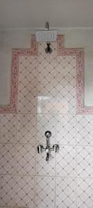 baño con lavabo y pared de azulejos en COMMUNITY HOLIDAY INN en Panauti