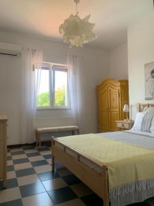 - une chambre avec un grand lit et une fenêtre dans l'établissement Villa Maria Marchesana, à Pezzi di Gala