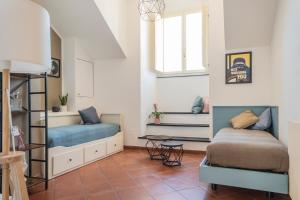 sypialnia z 2 łóżkami i oknem w obiekcie Palazzo Oddo w Albendze