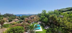 ariaal uitzicht op een huis met een zwembad en bomen bij VILLA AUGUSTINA in Sainte-Maxime