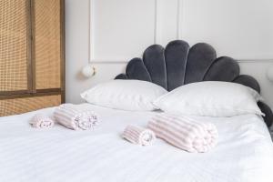 Posteľ alebo postele v izbe v ubytovaní Old Town Gem Designer Apartment - Centre Location - Families - Remote Work