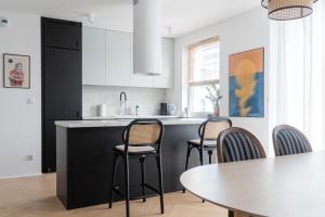 Kuchyňa alebo kuchynka v ubytovaní Old Town Gem Designer Apartment - Centre Location - Families - Remote Work